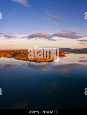 Drone vista panoramica aerea del lago Sabugal Dam Portogallo Foto Stock