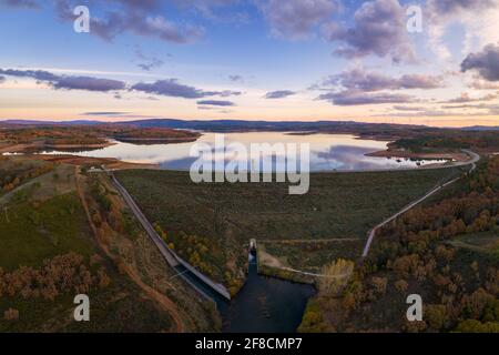 Drone vista panoramica aerea del lago Sabugal Dam Portogallo Foto Stock