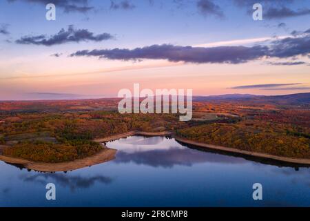 Drone vista panoramica aerea del lago Sabugal Dam Portogallo Foto Stock