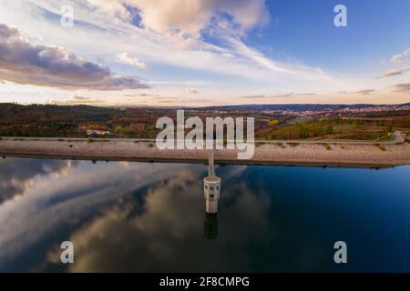 Drone vista panoramica aerea del lago Sabugal Dam Portogallo Foto Stock