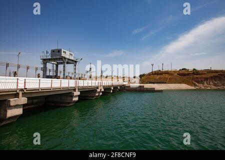 Panorama della centrale idroelettrica e del fiume Shardara, deposito d'acqua e diga. Shardara, Kazakistan. Foto Stock