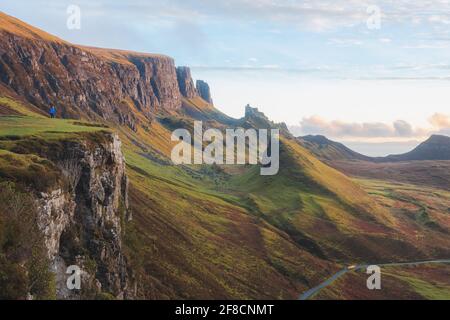 Luce dorata al tramonto o all'alba su una colorata vista del paesaggio aspro e ultraterreno del Quiraing sull'Isola di Skye, Scozia. Foto Stock