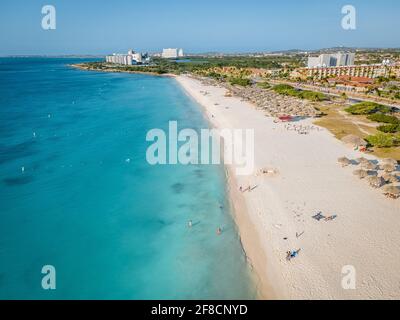 Eagle Beach Aruba, palme sulla costa di Eagle Beach ad Aruba, vista sul drone su una spiaggia con palme e ombrelloni Foto Stock