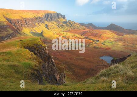 Vivace luce dorata al tramonto o all'alba su colorati panorami del terreno aspro e ultraterreno del Quiraing sull'Isola di Skye, Scotl Foto Stock
