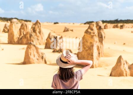 Ragazza turista che indossa cappello e guardando unico Pinnacles Desert nel Nambung National Park in Australia Occidentale. Concetto di turismo, viaggio di vacanza e. Foto Stock