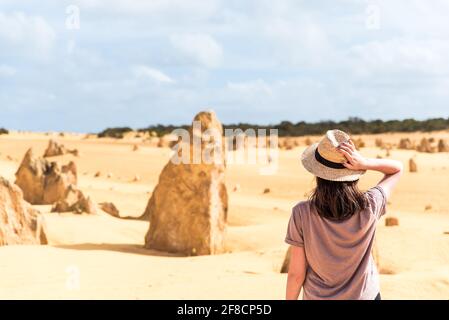 Ragazza turista che indossa cappello e guardando unico Pinnacles Desert nel Nambung National Park in Australia Occidentale. Concetto di turismo, viaggio di vacanza e. Foto Stock