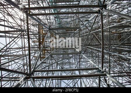 Costruzione di un alto e moderno salto con gli sci nella città di Shchuchinsk, Kazakistan. Primo piano di un ponteggio in metallo in prospettiva. Foto Stock