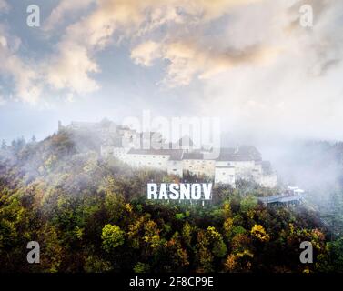 Vista panoramica della Fortezza di Rasnov in Romania al tramonto Foto Stock