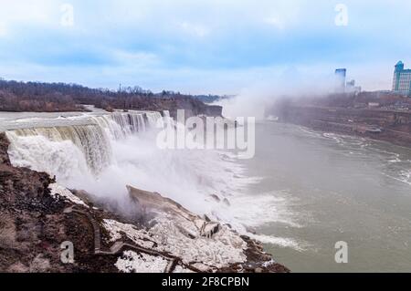 Cascate del Niagara a Buffalo New York È Side. Meravigliose cascate maestose che si affacciano sul lato del Canada. Il fiume sotto è il confine. Foto Stock