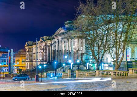 Vista notturna del museo World a Liverpool, Inghilterra Foto Stock