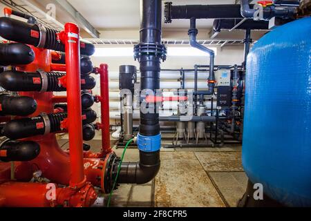 Città di Shchuchinsk, Kazakhstan - 20 aprile 2012: Stazione moderna di depurazione e filtrazione dell'acqua. Sala macchine. Serbatoi e tubi. Foto Stock