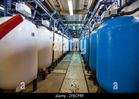 Città di Shchuchinsk, Kazakhstan - 20 aprile 2012: Stazione moderna di depurazione e filtrazione dell'acqua. Sala macchine. Serbatoi e tubi. Foto Stock