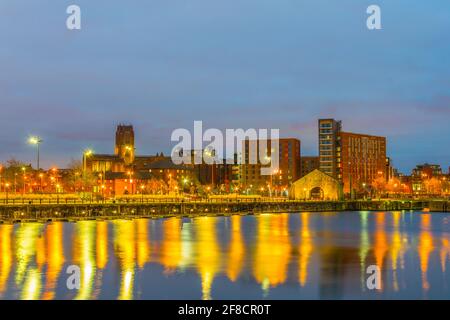 Vista notturna della cattedrale di Liverpool vista dal molo di albert, Inghilterra Foto Stock