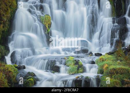 Paesaggio naturale panoramico con vista ravvicinata della cascata Veil di Bride sull'isola di Skye, Scozia. Foto Stock