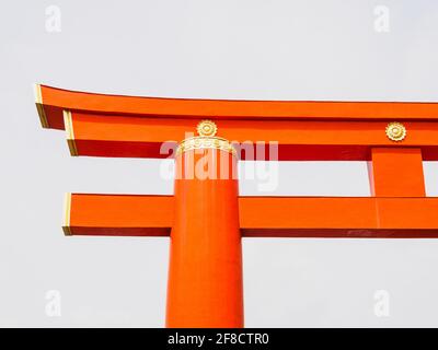 La porta principale del Santuario di Heian a Kyoto, Giappone Foto Stock