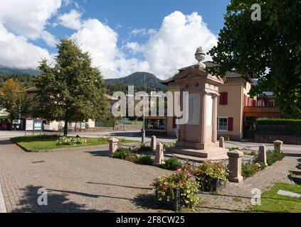 CAVALESE, ITALIA IL 15 SETTEMBRE 2018. Punto di riferimento, memorial dei caduti durante il 1900s. Il nome e l'anno. Uso editoriale. Foto Stock