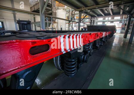 Kazakistan, stabilimento di costruzione di locomotori Nur-Sultan. Produzione di carrelli per ruote. Foto Stock