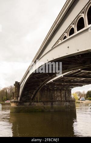 Il sito proposto per lo sviluppo di una passerella giardino attraverso il ponte ferroviario vittoriano Barnes di Joseph Locke, Londra, Regno Unito Foto Stock