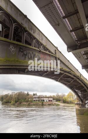 Il sito proposto per lo sviluppo di una passerella giardino attraverso il ponte ferroviario vittoriano Barnes di Joseph Locke, Londra, Regno Unito Foto Stock