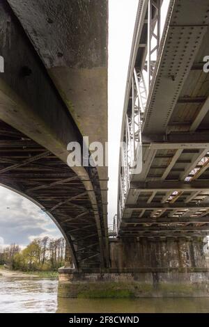 Il sito proposto per lo sviluppo di una passerella giardino attraverso il ponte ferroviario vittoriano Barnes di Joseph Locke, Londra, Regno Unito Foto Stock