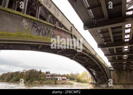 Il sito proposto per lo sviluppo di una passerella giardino attraverso il ponte ferroviario vittoriano Barnes di Joseph Locke, Londra, Regno Unito Foto Stock