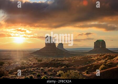 Paesaggio della valle del monumento, cielo nuvoloso all'alba del tramonto. Navajo Tribal Park, Stati Uniti d'America, Utah, Arizona deserto. Foto Stock