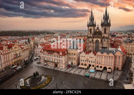 Praga Repubblica Ceca. La piazza della città vecchia Jan Hus Memorial e la chiesa di Tyn, vista aerea mozzafiato dal municipio al tramonto, cielo nuvoloso. Foto Stock