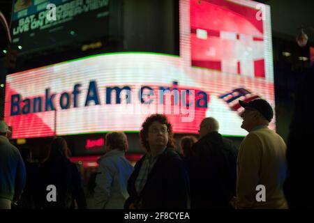 New York, Stati Uniti. 12 Ott 2010. Il segno illuminato della Banca d'America in Times Square è visto martedì 12 ottobre 2010. (Foto di Richard B. Levine) Credit: Sipa USA/Alamy Live News Foto Stock