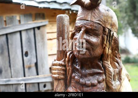 Vista della scultura in legno di Baba Yaga nel Parco Gurzuf in primavera Foto Stock