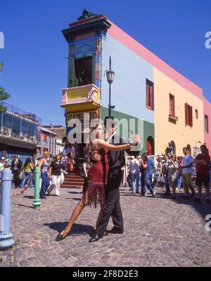 Strada ballerini di tango, Caminito Street, La Boca, Buenos Aires, Argentina Foto Stock