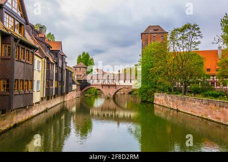 Storico centro storico con vista su Weinstadel, ponte e torre Henkerturm a Nurnberg, Germania. Foto Stock