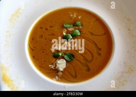 Ciotola con zuppa di lenticchie al ristorante Foto Stock