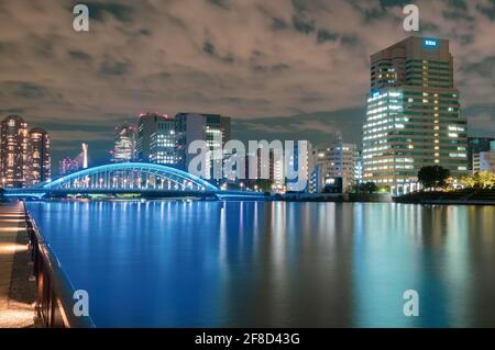 Foto grandangolare a lunga esposizione del ponte Etai verso Chuo Ward Dal lato Koto Ward del fiume Sumida in Tokyo che mostra gli edifici degli uffici ( Foto Stock