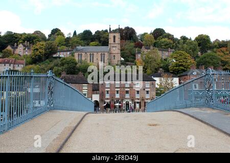 INGHILTERRA, WEST MIDLANDS, SHROPSHIRE, IRONBRIDGE, OTTOBRE 14, 2015: Vista dal primo ponte in ghisa al mondo al centro di Ironbridge Foto Stock