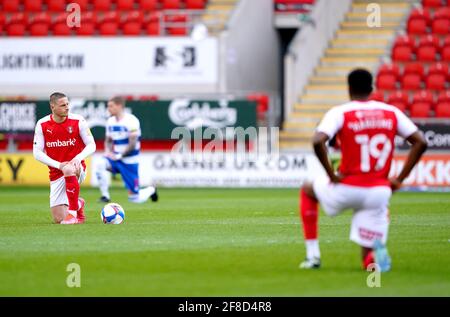 Il ben Wiles di Rotherham United (a sinistra) prende un ginocchio a sostegno del movimento Black Lives Matter prima della partita del campionato Sky Bet all'AESSEAL New York Stadium di Rotherham. Data immagine: Martedì 13 aprile 2021. Foto Stock