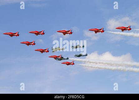 RAF Battle of Britain Memorial Flight Spitfires Hurricane con aerei a reazione Red Arrows Hawk in volo al RIAT, Regno Unito. 50° anniversario della BBMF Foto Stock