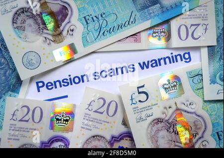 LA PENSIONE SCAMS LETTERA DI AVVERTIMENTO CON LE NOTE BRITANNICHE DELLA VALUTA RE SCAMS INVESTIMENTI IN PENSIONI FRODE ECC UK Foto Stock