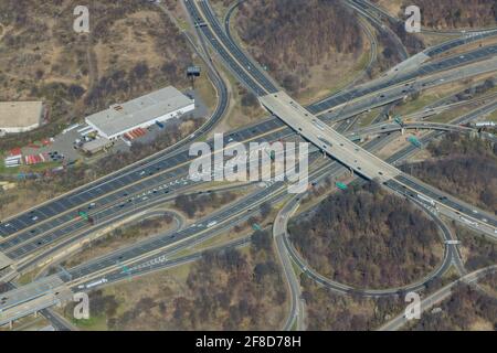 In alto sopra le autostrade, incrocia le strade su interstate ti porta su una veloce autostrada di trasporto in Newark New Jersey Stati Uniti vista drone Foto Stock