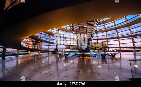 Vista interna della cupola in vetro di Reichstag Foto Stock