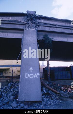 I resti della Cypress Freeway, che attraversava il centro di Oakland, dopo il terremoto di San Francisco, o Loma Prieta, del 1989. Anche se Foto Stock