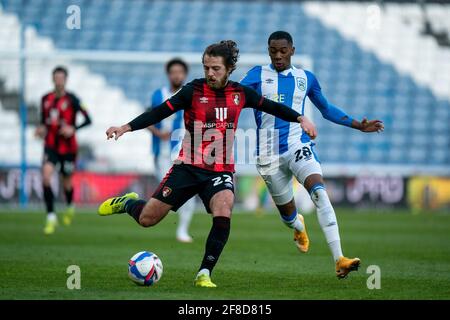 13 aprile 2021; il John Smiths Stadium, Huddersfield, Yorkshire, Inghilterra; Campionato di calcio inglese, Huddersfield Town contro Bournemouth; ben Pearson di Bournemouth che porta il pallone davanti a Jaden Brown di Huddersfield Town Foto Stock