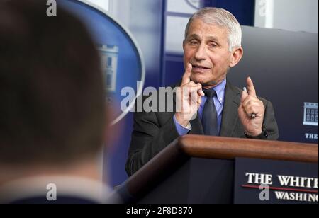 Washington, Stati Uniti. 13 Apr 2021. Il Dr. Anthony Fauci, Chief Medical Advisor al Presidente, risponde alle domande durante una conferenza stampa nella James S. Brady Press Briefing Room presso la Casa Bianca di Washington, DC, martedì 13 aprile 2021. Le domande rivolte al Dr. Fauci si sono concentrate sull'annuncio che i vaccini Johnson & Johnson saranno arrestati in tutto il paese dopo la segnalazione di rari casi di coagulazione. Photo by Leigh Vogel/UPI Credit: UPI/Alamy Live News Foto Stock