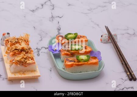 Piatto di sushi al salmone Oshi Aburi con chopsticks Foto Stock