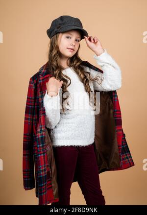 ragazza adolescente in giacca vintage a scacchi, felice infanzia, bellezza e moda. Foto Stock