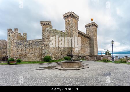 Il castello medievale di Bolsena, anche Rocca Monaldeschi, che domina il centro storico, il lago di Bolsena. Foto Stock