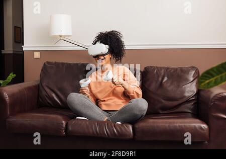 Donna allegra con occhiali VR Foto Stock