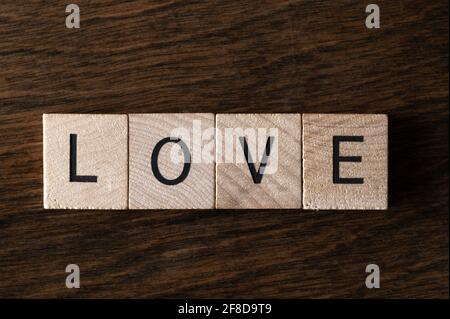 Vista dall'alto delle piastrelle di legno che incantano 'l'amore' Foto Stock