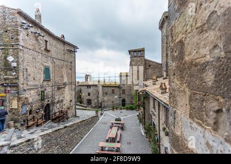 Il castello medievale di Bolsena, anche Rocca Monaldeschi, che domina il centro storico, il lago di Bolsena. Foto Stock