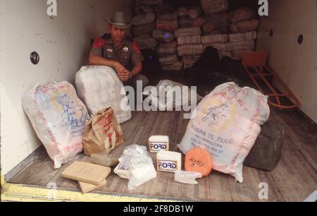 Harlingen TX USA: Texas Department of Public Safety state Troopers posa con un carico di nove tonnellate di cocaina nabbed in un grande busto di droga vicino al confine tra Texas e Messico. ©Bob Daemmrich Foto Stock