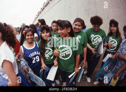 Austin TX USA: Ragazze ispaniche adolescenti che partecipano a anti-droga solo dire No rally e marcia al Texas Capitol. ©Bob Daemmrich Foto Stock